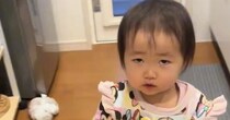 1歳の女の子→料理を手によちよち歩いていたら、突然……「なんで？？」　ママ困惑な“まさかの展開”に「声出して笑いました」