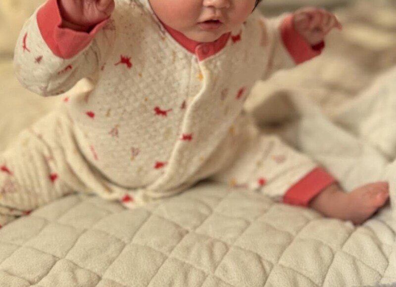 7カ月赤ちゃんと寝たパパ、翌朝隣を見ると→「ヘラクレスオオカブトがいた」　とんでもない赤ちゃんの姿に「最高」「ヒーー！！」