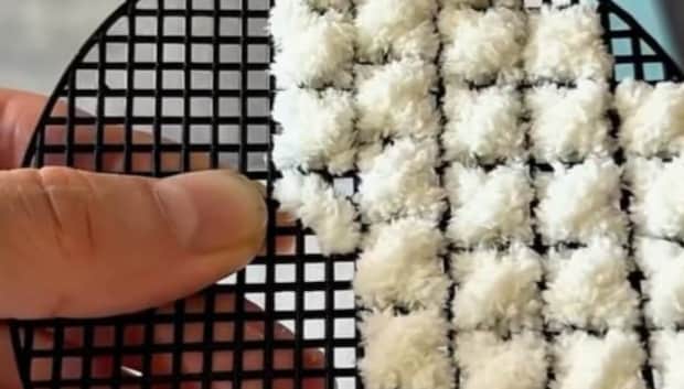 100均の鉢底ネットに毛糸を通していくだけで……　お出かけにピッタリなアイテムの完成品に「発想が天才」「めっちゃ可愛い」