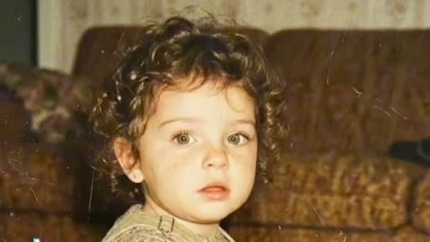 くるくるヘアが愛らしい1歳の女の子→19年後……　驚きの“現在の姿”に「100点満点！」「いつもゴージャス」【海外】