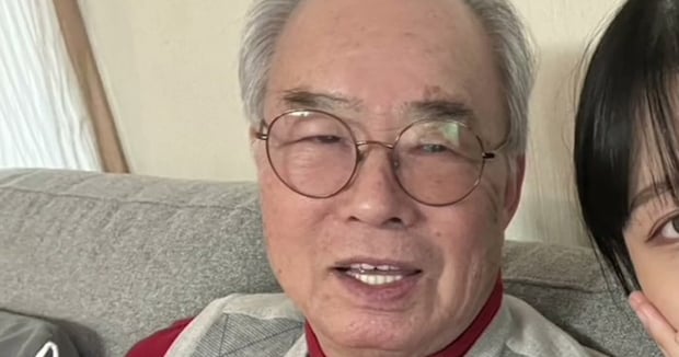 丸眼鏡の優しそうなおじいちゃん→約50年前……　「時代が違えばK-POPアイドルだった」驚きの姿に「えぇー！」【海外】