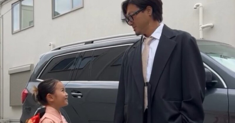 【七五三】娘とパパが手を取り合った次の瞬間……「すっごー！！！」　衝撃の光景が150万再生「ディズニーのショーにでてそう」「一生の思い出」