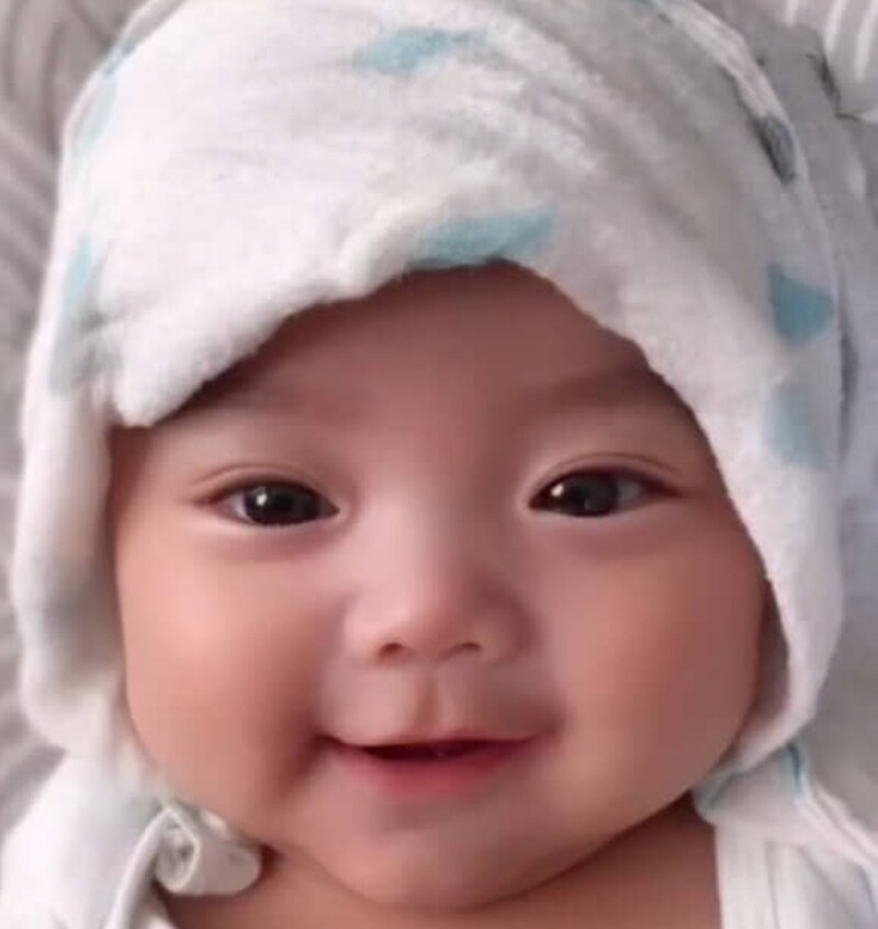 「人生ずっと全盛期」まんまるな瞳ともちもちほっぺの赤ちゃんが成長すると……　300万再生の姿に「別格のビジュアル」【海外】