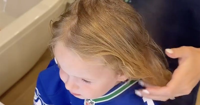眠そうな金髪の女の子→ママがヘアセットしたら……「うわあああ」 衝撃の仕上がりが490万再生「娘にやってあげたかった」【海外】