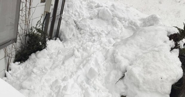 屋根から落雪が→外に出ると……「言葉にならない」 豪雪地帯の“衝撃的な光景”に「お気をつけください……」