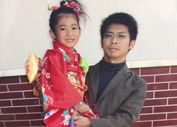 パパに抱っこされる娘、13年後の成人式に同じ場所とポーズで再現したら…… 「お父さん若返った?笑」「時止まってる」 投稿者に聞いた