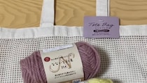 セリアのメッシュバッグに、3色の毛糸を通していくと……　“春っぽい完成品”に「もう天才」「私も作ってみたい」