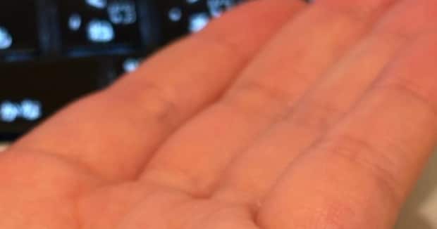 顔を触っていた男性、手に付いていたのは…… 「きゃ~」思わず二度見の光景が480万表示「世にも奇妙な物語であったよな」「おもろすぎやろww」