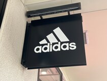 【画像：adidas（アディダス）の“クラシックスニーカー”】