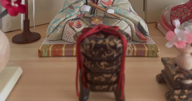 ママが用意した“ひな人形”→よく見たら……「こんなの持ってたっけ」　偶然生まれた“まさかの姿”に「声出して笑いました」「ジワジワ来る」