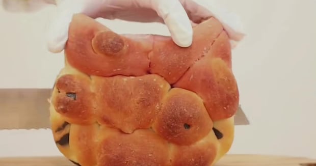 3時間半かけて作った“キティちゃんのパン”→切ったら……「リアルに声出た」　衝撃の断面が117万再生「コーヒー吹いたわ」