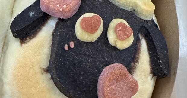 彼女と一緒にパン作り→焼き上がりを比べると……「同じ素材とは思えやんww」 “衝撃の完成品”が340万表示の爆笑「急にホラーw」「むしろ才能ある」