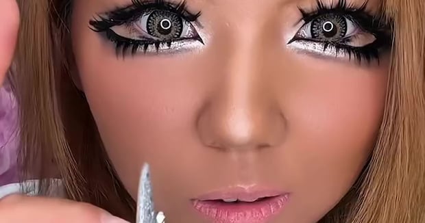 「本物かと思った!」黒ギャルが本気メイクしたら…… まさかの人物に激似「どっちがどっちか分からんかった!」