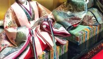母「おひな様出したよ〜」→送られてきた写真を見ると……「腹痛い」　衝撃の光景に「ライブ会場みたい」「おひな様を見て爆笑するの初めて」