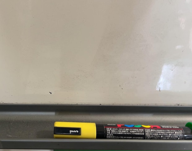 会社のホワイトボードに描いたのは……「コーヒー鼻からでた」　思わず胸キュンな光景に「まさかそんなはずは…」