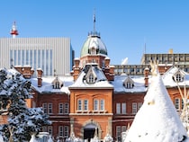 「GLAYのライブで知った」北海道の“スキー履く熊”銘菓が話題　「TERUさんが持ってた缶が魅力的で購入」「こんなにジャケ買いしたくなるお菓子ない」