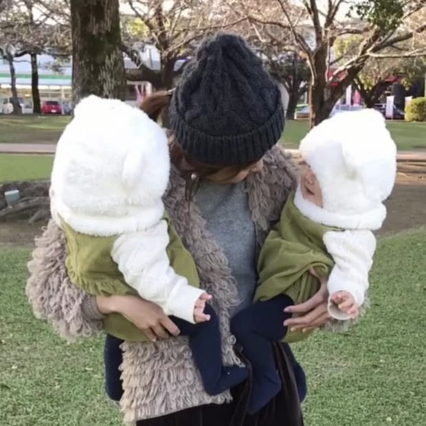 双子赤ちゃんを抱っこするママ→10年後…… 同じポーズで撮影した“現在の姿”に「泣きました」「なんて尊い」