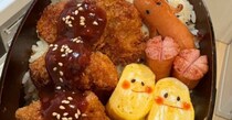 ←理想的な愛妻弁当　数時間後→　夫も首をかしげる変化に「味は一緒」「こんな感じになっちゃうのよ」