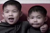 肩を組む双子ちゃん→26年後……　同じポーズで撮影した現在の姿に「ま、まぶしいぃ！」「2人ともイケメンすぎ」