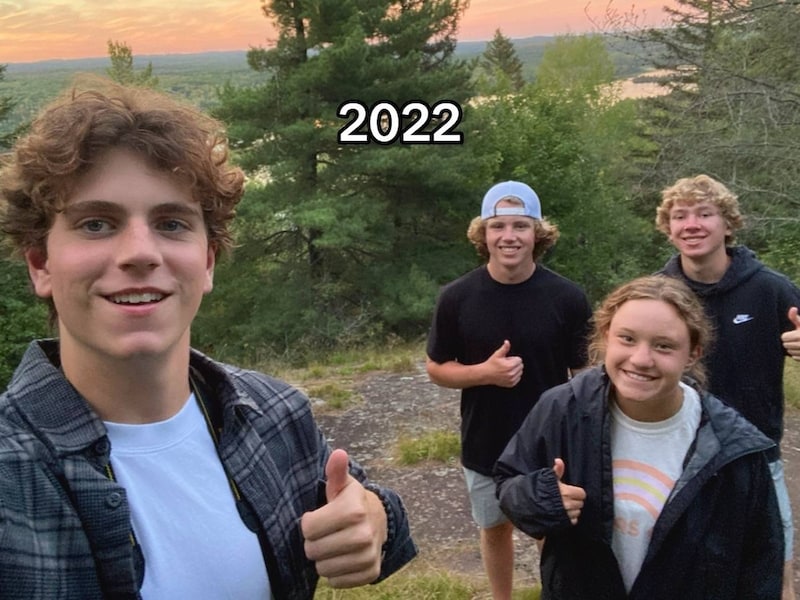 2022年に笑顔を見せた「4人組の男女」→女性が病に冒され、3年後……「うそでしょ」　現在の姿に「こんな悲しいことが」【海外】