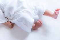 【画像】同じ病院で生まれた1.8キロの赤ちゃんと比較