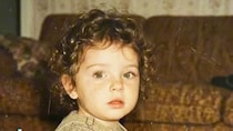 くるくるヘアが愛らしい1歳の女の子→19年後……　驚きの“現在の姿”に「100点満点！」「いつもゴージャス」【海外】
