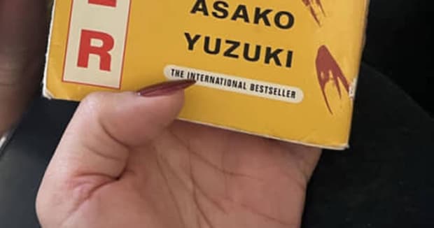 「そんな偶然あるの!?」　飛行機で本を読んでいた女性→ふと隣を見ると……　信じられない光景に「うわぁ激アツ」「え、運命じゃん」