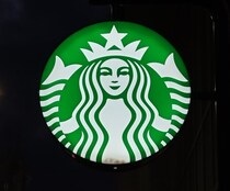 「一目惚れで買いました」　スタバの“トートバッグ”が大人気　「サイズもちょうど良く内ポケットが便利」「仕事にも使えるシンプルなデザイン」