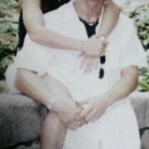 娘「90年代のパパとママ」→自慢したくなる“まさかの姿”に「かっこよすぎて惚れそう」「パパめちゃくちゃ素敵だけどママが…！」【海外】