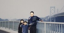 幼少期、家族4人で記念撮影→大人になってから見返したら……「わたしに勝てる人いる？」　クセが強すぎる“1枚”に「めちゃくちゃ元気でる」