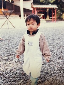 「何があった」　アーティストが“幼少期の写真”公開→“現在との差”に思わず二度見　「なんで？？？」