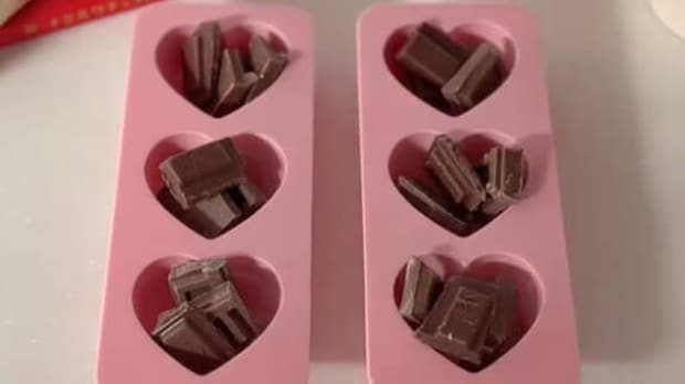 溶かしたチョコをハート型に固め、ホットミルクに入れたら……　“ヒミツの仕掛け”に「かわい！」「子どもと作るのも楽しそう」