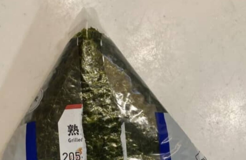 2歳息子のママ、ローソンのおにぎりを手に取ると……「お分かり頂けるでしょうか？」→まさかの異変に「マジで!?」「ご愁傷様です」