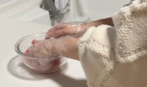 ハンバーグをこねてる最中に「ママ、トイレー！」→困ったママが“義母の教え”を思い出し……　まさかの解決策が話題