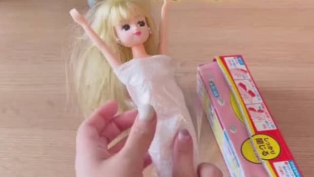 母がラップでグルグル巻きにした“リカちゃん人形”→数時間後……　驚きの光景に「30年前に教えてーん」「やってみます」
