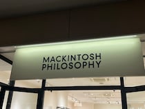 「びっくりするくらい軽い」　マッキントッシュフィロソフィーの“きれいめリュック”が15%オフ　「スリムなのに大容量」「こういうのを探してた」