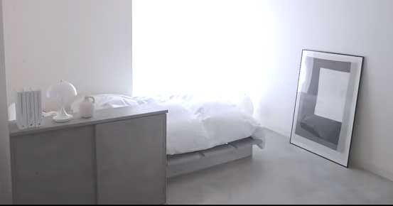 ホテルのようなシンプルな部屋に実は……　好きなものと暮らす“隠れオタク”の住まいに「すごい刺さりました」「センスあるインテリア」