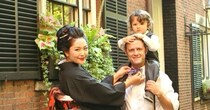アメリカ人パパに肩車された小さな息子→11年後……「いや嘘やん！」　同じ構図で再現した“現在の姿”に「脳内バグってる」