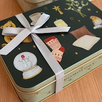 夫が伊勢丹で買ってきてくれたクッキー缶→妻が開けたら……　驚きの中身に「羨ましい」「センスあるうぅぅーー！」