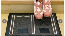 子ども用の“靴そろえマット”→買ってみたら……　ママ困惑の“まさかの光景”に「真夜中に爆笑」「嫌な事吹っ飛びました」