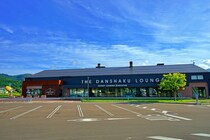 「久々にこんな優良道の駅を見ました」　北海道で人気の“道の駅”が大好評！　「駐車場が広大で、さすが北海道」「洗練されたデザインが印象的」