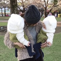 双子赤ちゃんを抱っこするママ→10年後……　同じポーズで撮影した“現在の姿”に「泣きました」「なんて尊い」