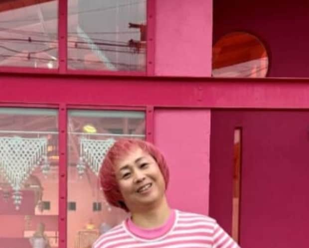 毎日ピンク色の服を着る47歳男性→センス大爆発な“特注の着こなし”に「おじさんなの!?」「おしゃれすぎ」「私じゃ絶対着こなせない」