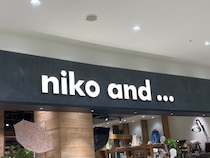 「手のひらサイズなのにポケットが充実してる」　ニコアンドの“KiUコラボミニ財布”が高評価　「たくさんカードを持ち歩けます」「デザインもかわいい」
