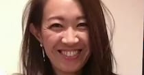 47歳で白髪染めを“卒業”した女性→4年後……　現在の姿に「羨ましい」「輝いています」