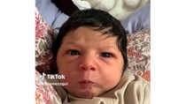 真っ黒ストレートの髪で産まれた赤ちゃん、1年後……　驚きの大変身が450万再生「声が出ました！」「予想を超えていった」【海外・赤ちゃんヘア記事3選】