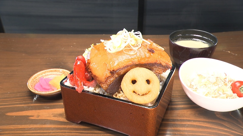 アルバイト「オーナー夫婦は感覚がバグってる」→とんでもないビッグサイズの肉料理ずらり　価格死守する定食店【オモウマい店】