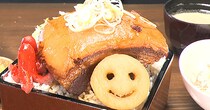 アルバイト「オーナー夫婦は感覚がバグってる」→とんでもないビッグサイズの肉料理ずらり　価格死守する定食店【オモウマい店】