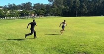 50歳警察官の父、娘と追いかけっこで勝負すると……　驚きの走り姿が2800万再生「本当に50歳!?」「めちゃくちゃカッコいい」【海外】