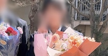 妹の高校卒業式→隣に立つ彼氏が持っていたのは……　シュールすぎる“まさかのアイテム”に「笑いましたw」「センス良き!!」「なんでーー？」